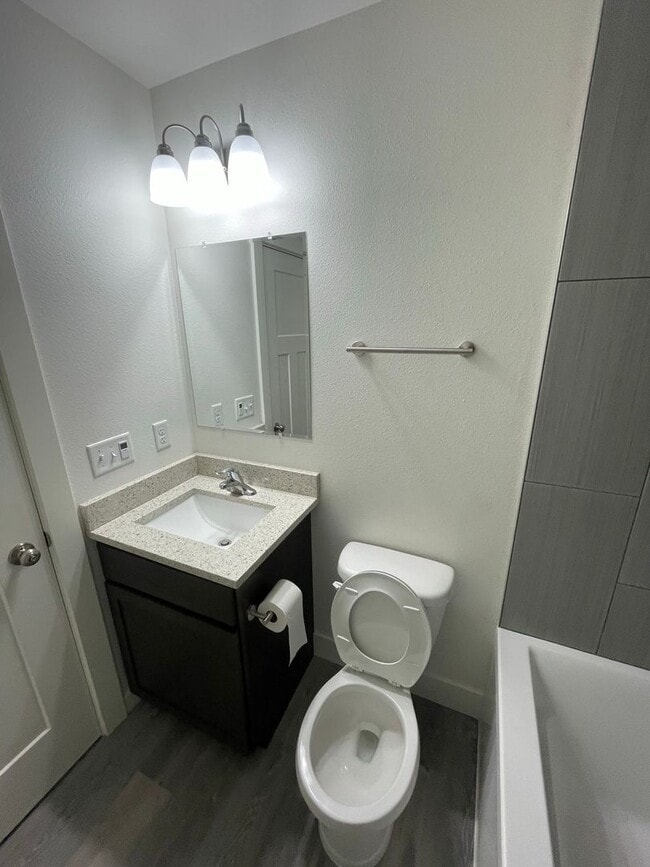 Building Photo - 2847 E Lakeview Rd