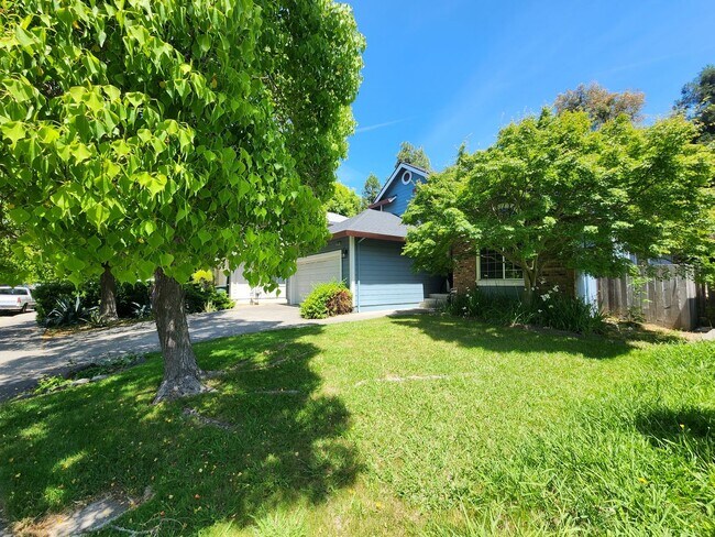 Building Photo - Spacious 4 Bed / 3 Bath Windsor Home