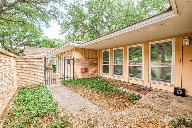 Building Photo - 5238 Beechnut St