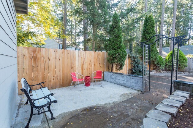 Building Photo - Gorgeous Lake Oswego Remodeled Cottage