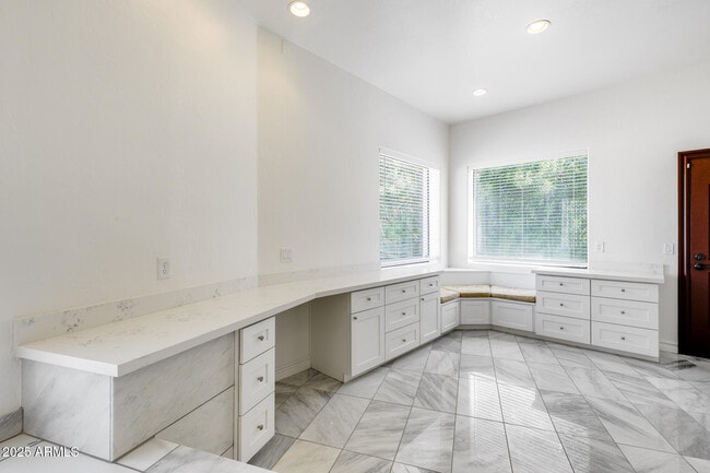 Building Photo - 8303 N 61st Pl