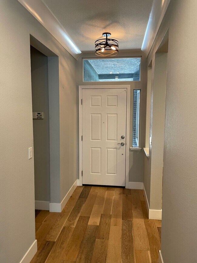 Building Photo - VERY NICELY UPDATED 3 BED, 2 BATHROOM, & 2...