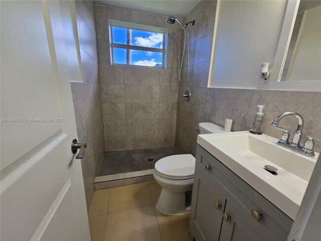 Building Photo - 716 NW 14th Way