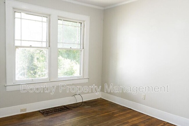 Building Photo - 910 S Crest