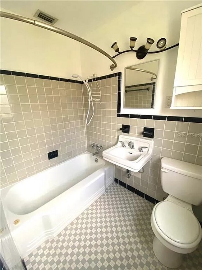 Building Photo - Spacious 3/2 home available now, and conveniently located near downtown and Manatee Hospital