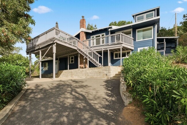 Building Photo - 4 Bed/2.5 Bath Multilevel Home with Amazing Views!