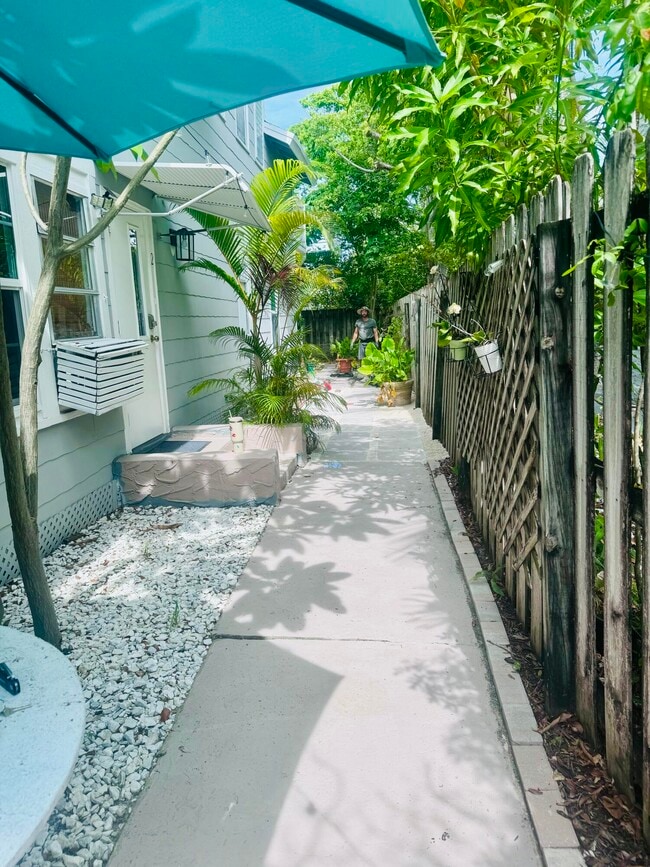 Building Photo - 204 S M St