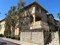 Building Photo - Updated 3 Bed/2.5 Bath Townhome in Gate Community in Anaheim