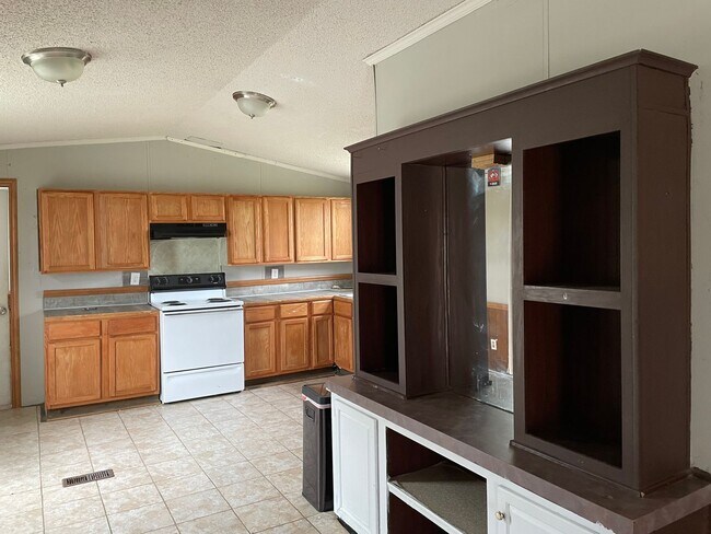 Building Photo - Country living with spacious front and backyard - 3 beds/ 2bath available now