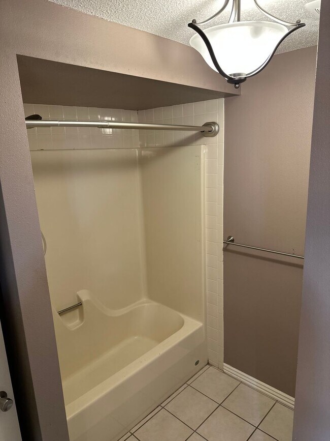 Building Photo - Available August 1st! 3-Bedroom, 2-Bathroom Home in East Rogers