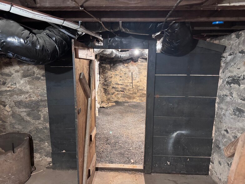 Building Photo - 110 E Locust St