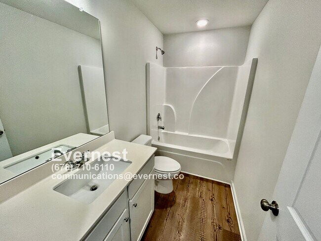 Building Photo - 3-Bedroom Home with Large Lawn and Ideal L...