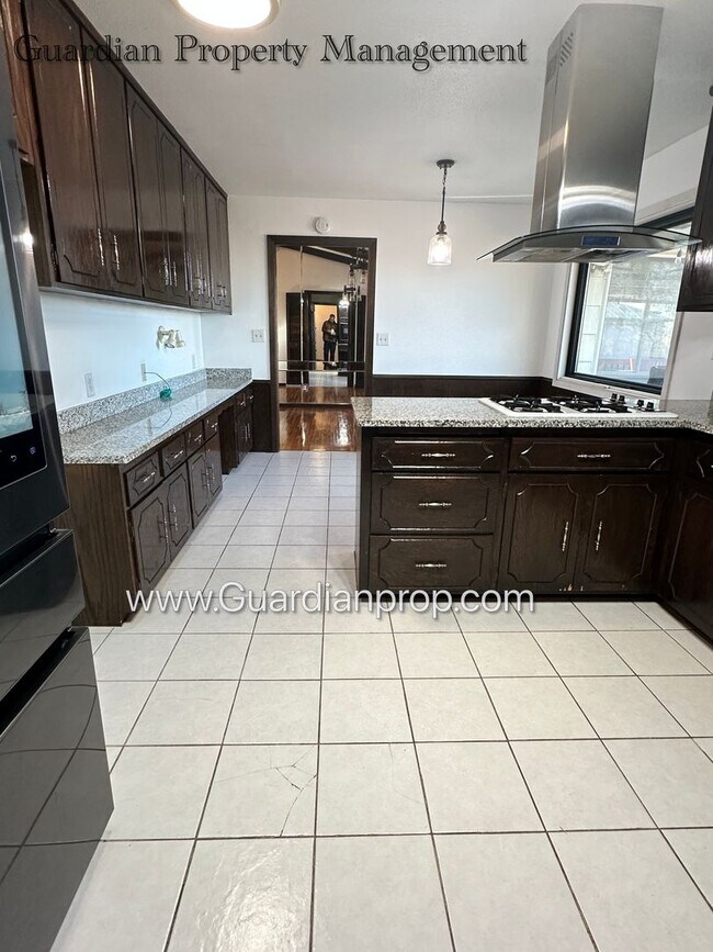 Building Photo - Burnsville Single Family Home, 2 Car Garage, Large Sun Room, Fireplace, Deck