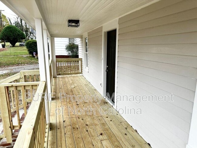 Building Photo - 504 Westside Dr