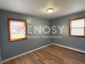 Building Photo - Move in Ready 2 Bedroom 1 Bath Unit in South Minneapolis