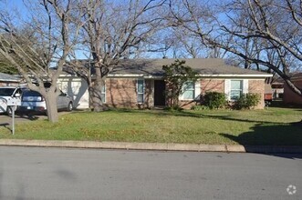 Building Photo - 1119 Cozby St E