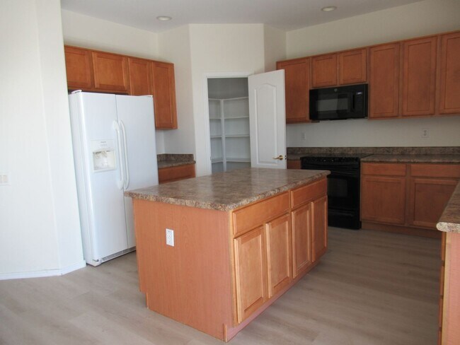 Building Photo - 4 Bedroom / 3.5 Bath Chandler Home in Gated Lake Community!