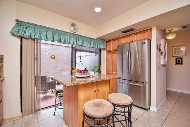 Building Photo - 6640 Thornhill Ct