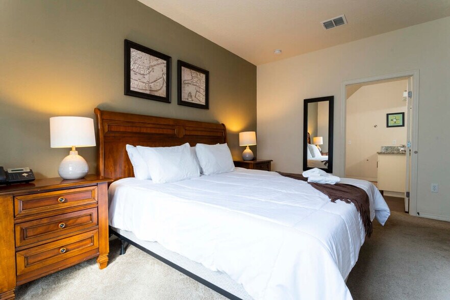 Building Photo - 5366 Diplomat Ct