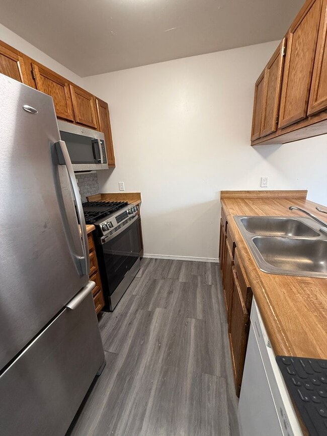 Building Photo - Pet-Friendly, Available Now!