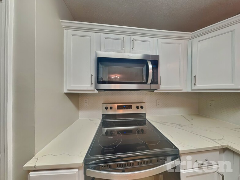 Building Photo - 252 Senator Dr