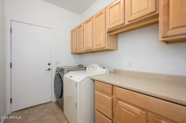 Building Photo - 3816 S Nantucket Dr