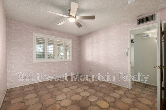 Building Photo - 8538 E Mitchell Dr