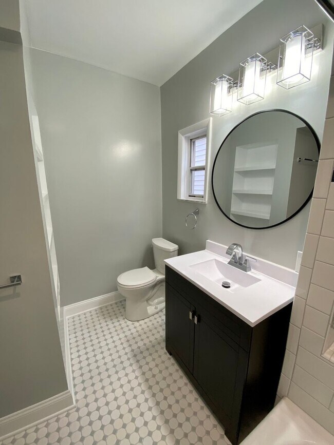 Building Photo - Renovated 2 Bed/1.5 Bath on a Quiet Street in Mt. Washington!  Available July1st!