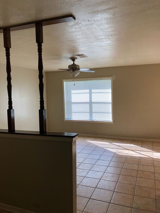 Building Photo - TWO BEDROOM DUPLEX TO SHARE WITH YOUR FURRY FRIENDS!