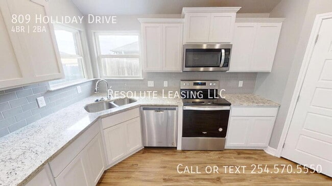 Building Photo - 809 Holliday Dr