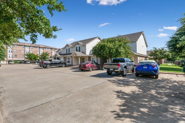 Building Photo - 3 Bedroom 3 Bath gated community in Baylor Bubble