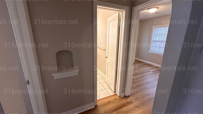 Building Photo - $950 - 2 bed 1 bath - Beautiful single family home*COMING SOON*