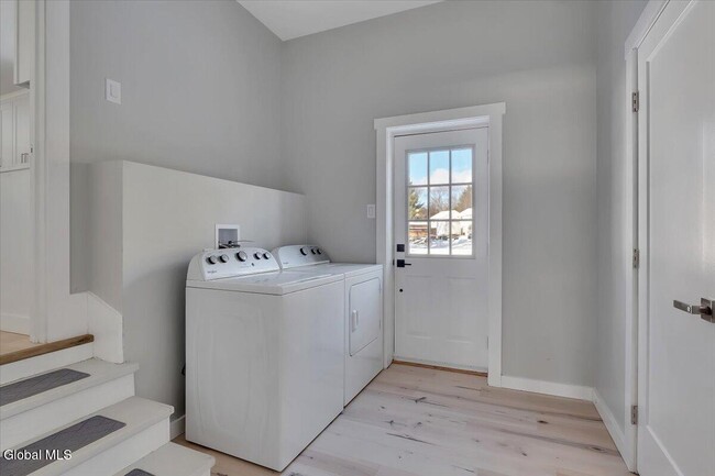 Building Photo - 257 W Circular St