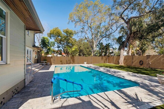 Building Photo - 344 21st Ave NE