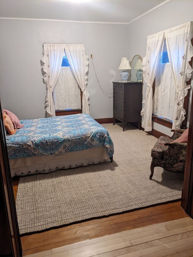 Building Photo - 612 Henrietta St