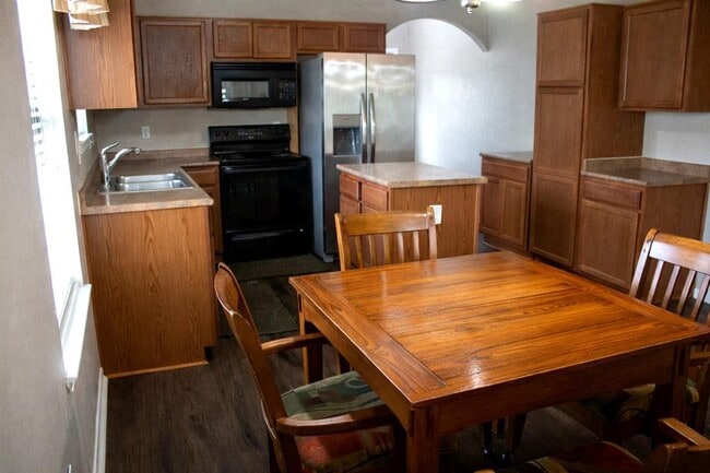 Building Photo - 208 Shaw St