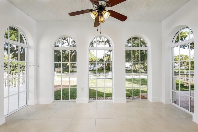 Building Photo - 1916 Ferdinand St