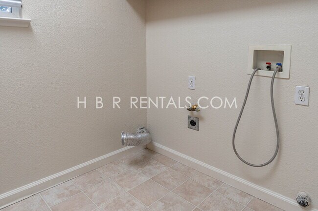 Building Photo - 483 Summer Ln
