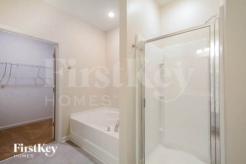 Building Photo - 302 N Great White Way