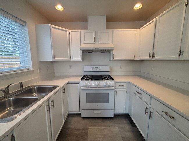 Building Photo - Available Now! Charming Home Across from Judkins Park