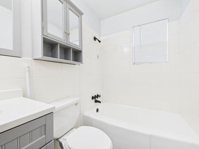 Building Photo - 619 SW 45th St