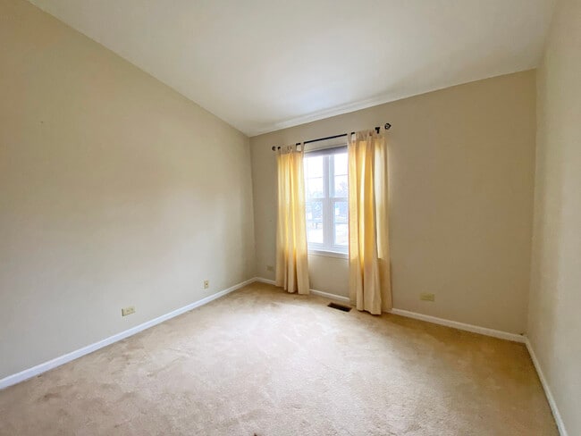 Building Photo - 6146 Golfview Dr