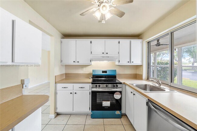 Building Photo - 9091 Lime Bay Blvd