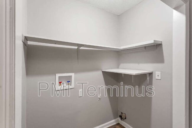 Building Photo - 5005 Hawthorne Ct