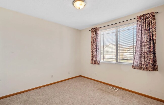 Building Photo - 3 Bedroom With Great Layout!!