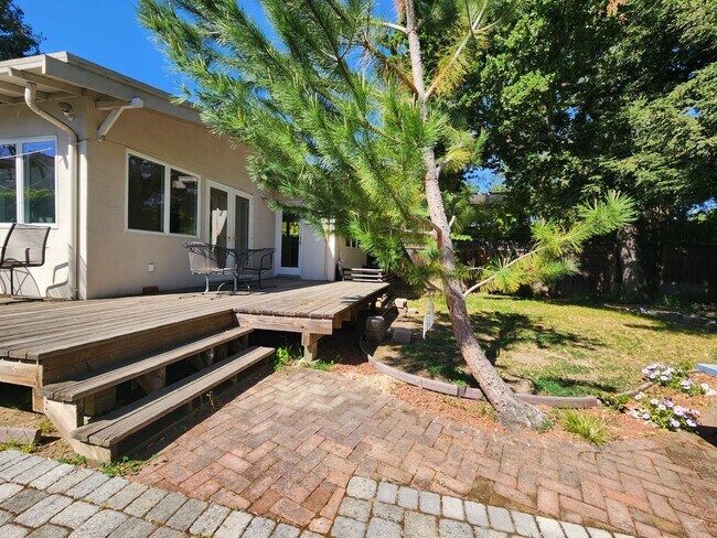 Building Photo - Charming Single Family Home in Downtown Palo Alto Available Now!
