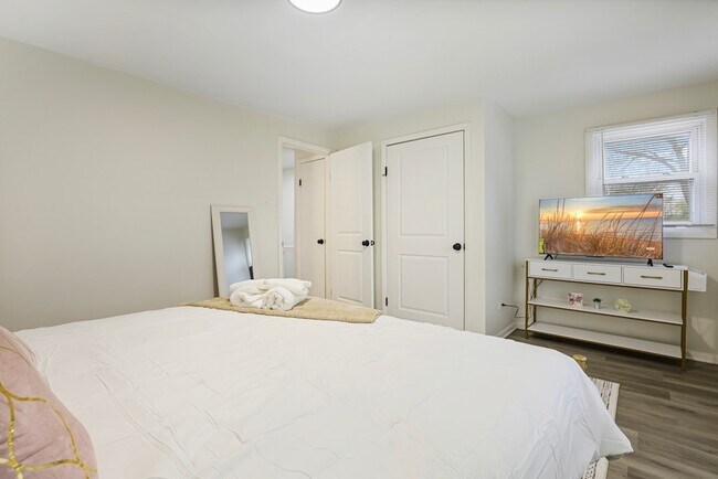 Building Photo - 366 N Hemlock Ave