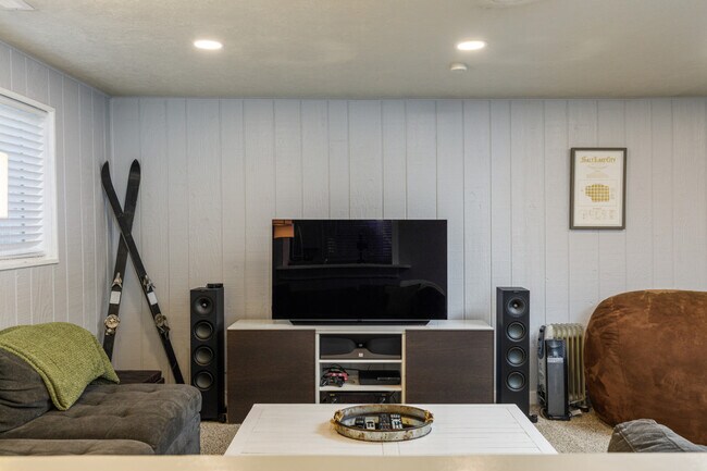 Building Photo - 1416 S Hollow Dale Dr