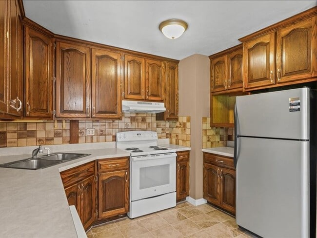 Building Photo - Get $725 off your security deposit OR $250...
