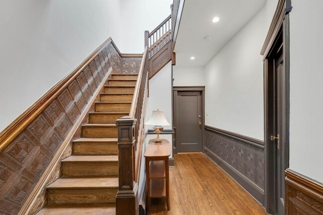 Building Photo - 722 27th St